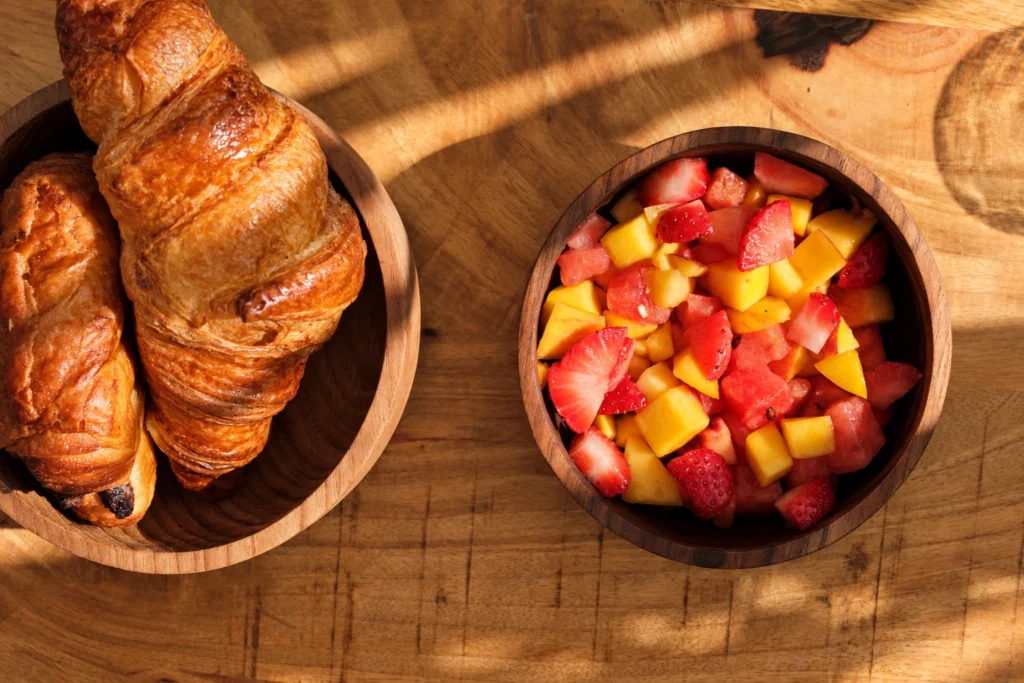 Croissant, pain au chocolat et salade de fruits frais au brunch du dimanche à Antibes