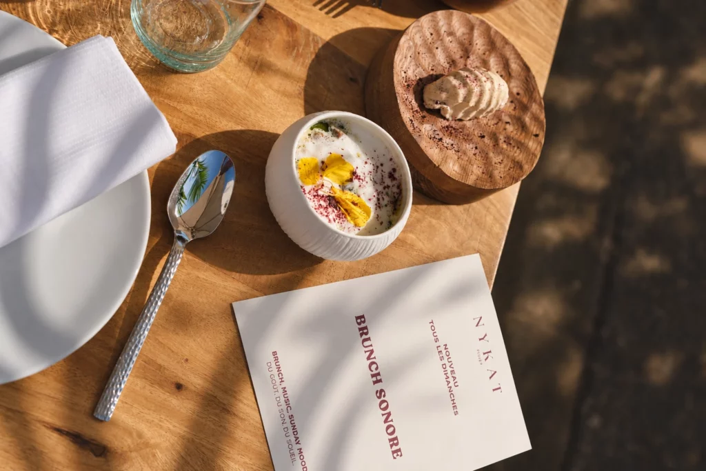 Velouté de saison, nuage de lait et carte du Brunch sonore du NYKAT, Vieil Antibes