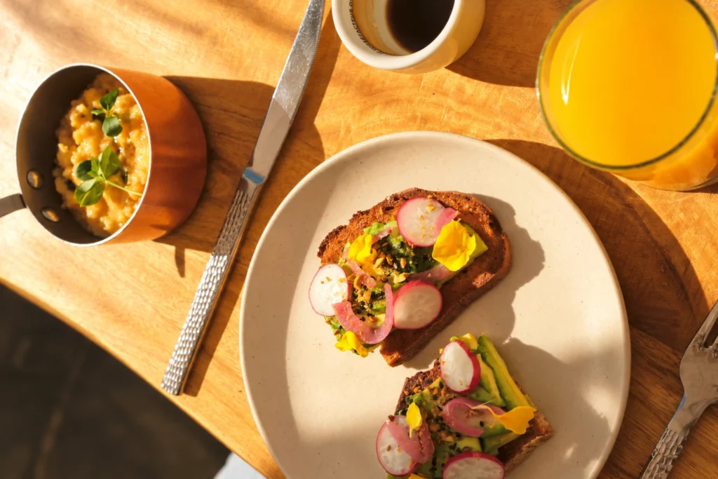 Avocado toast aux radis et fleurs, œufs brouillés et jus d’orange pressé, brunch du dimanche à Antibes
