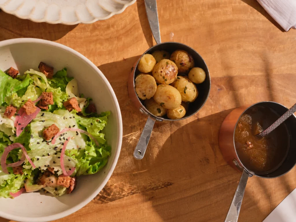 Salade verte, croûtons et pommes grenaille au brunch du NYKAT dans le Vieil Antibes